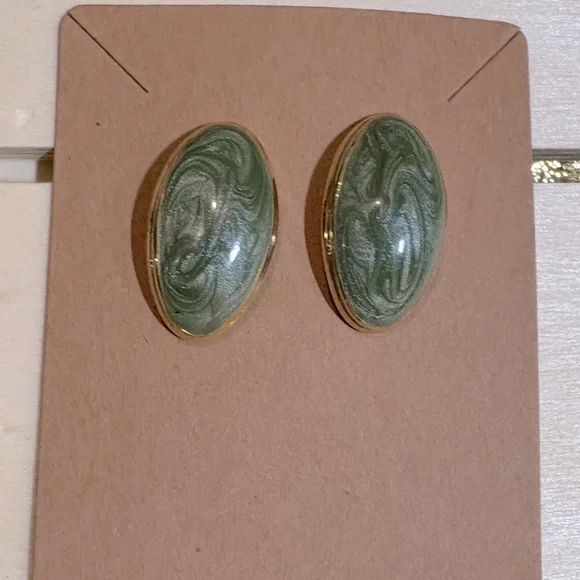 Vintage Enameled green and gold tone post earrings. - Picture 1 of 3